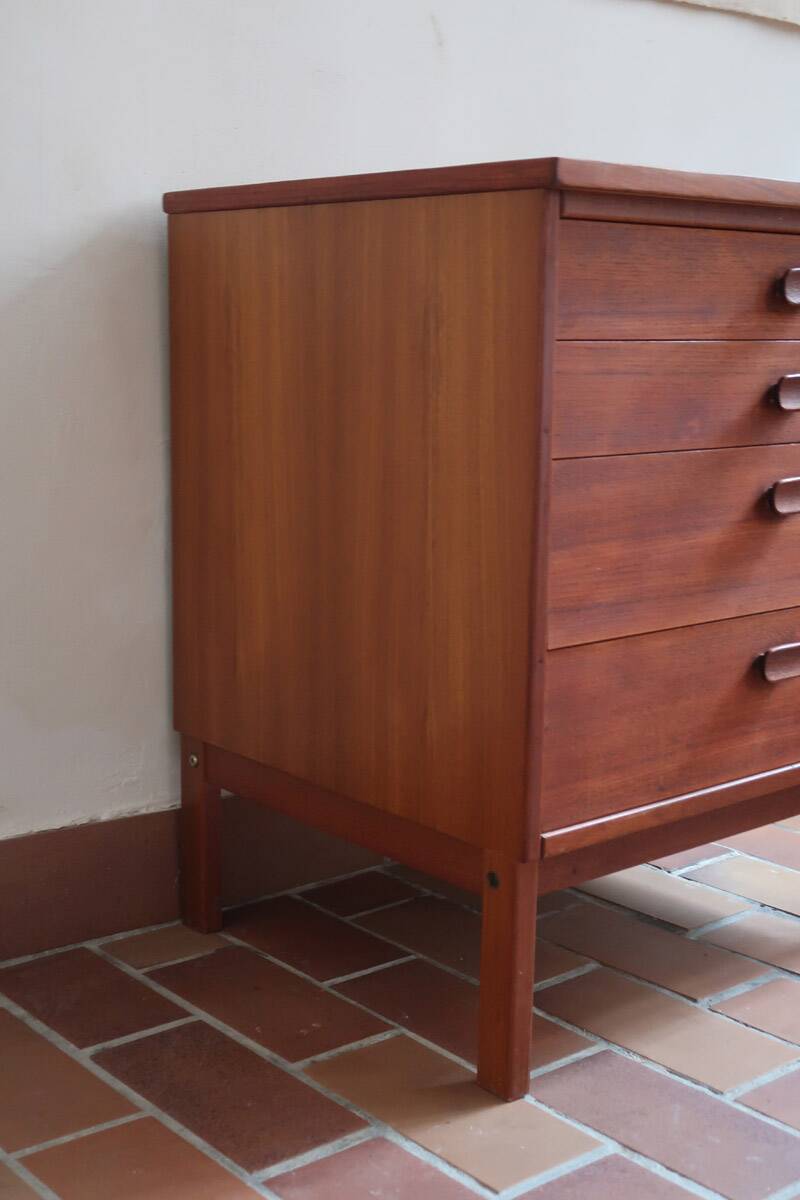 Ulferts chest of drawers from the 1960s with integrated handles.