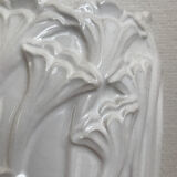 Vase blanc art nouveau avec fleurs et libellules