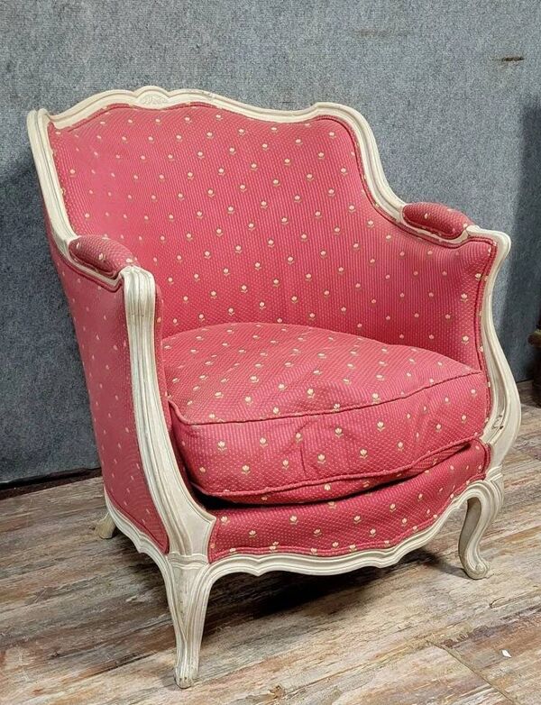 Très importante bergère de forme galbée style louis XV en bois laqué