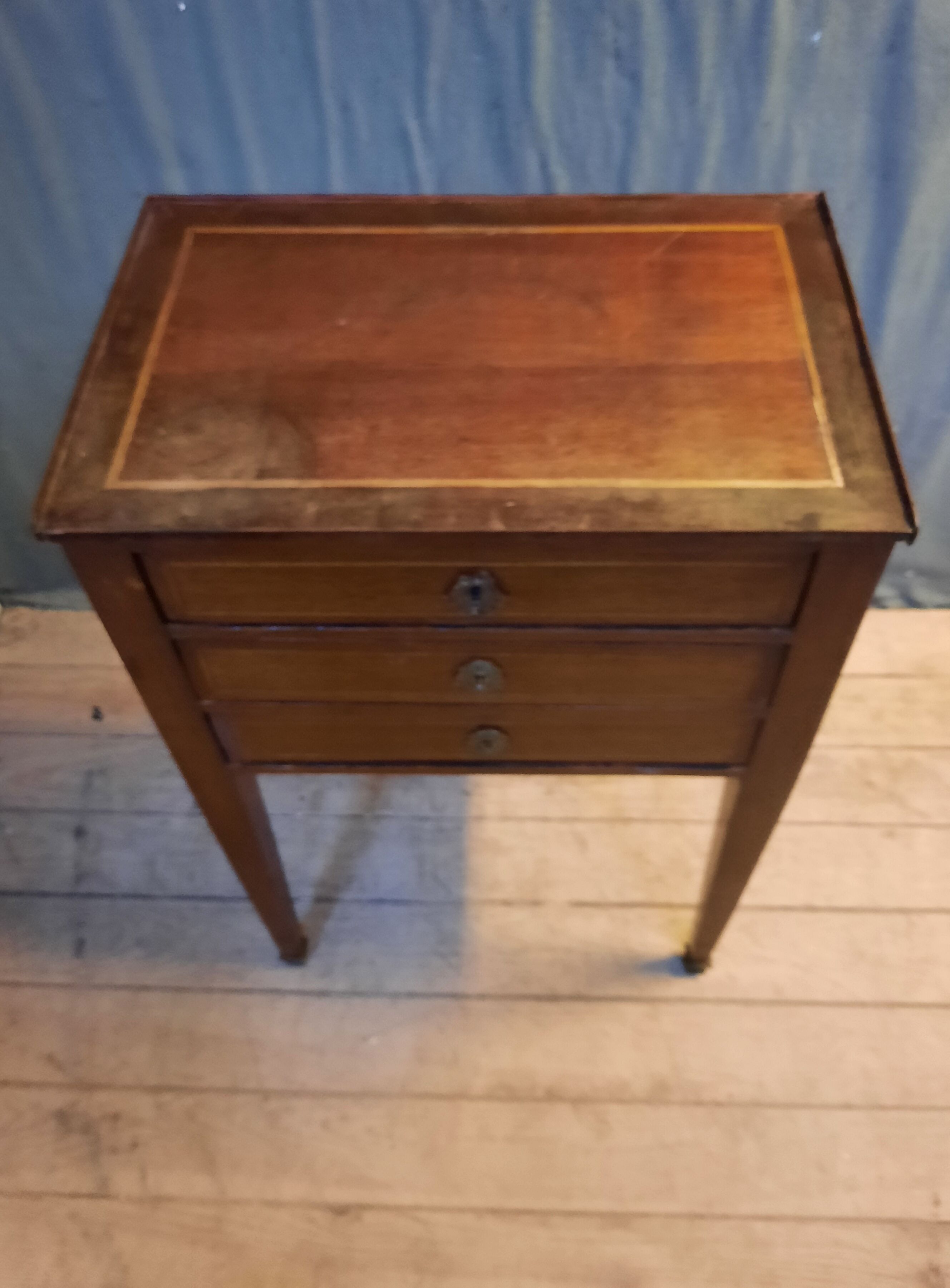 Antique chest of drawers in veneer
