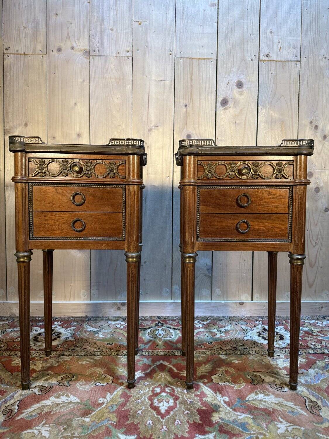 Paire de chevets de style Louis XVI marbre blanc