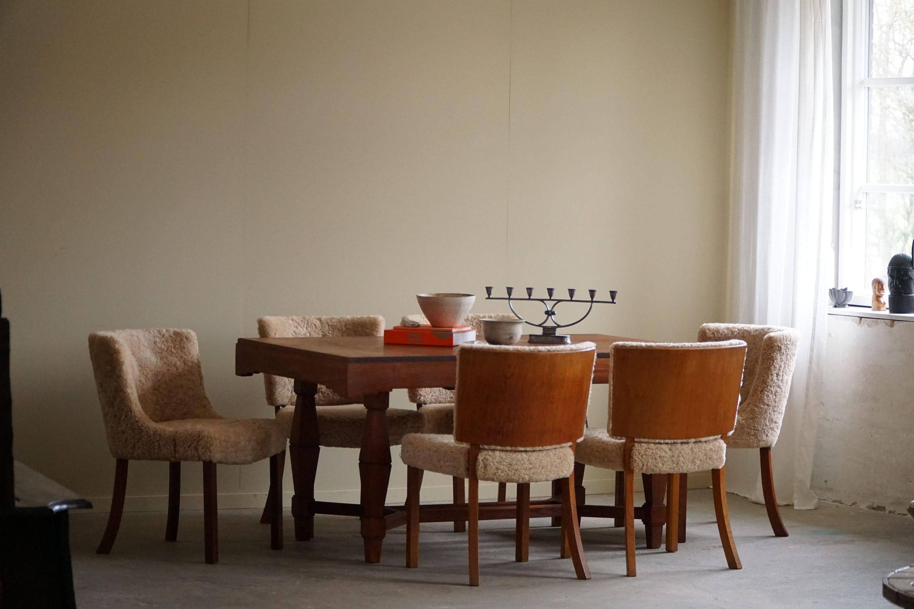 Art Deco dining table in teak, with butterfly extension, Danish cabinetmaker, 1940s.