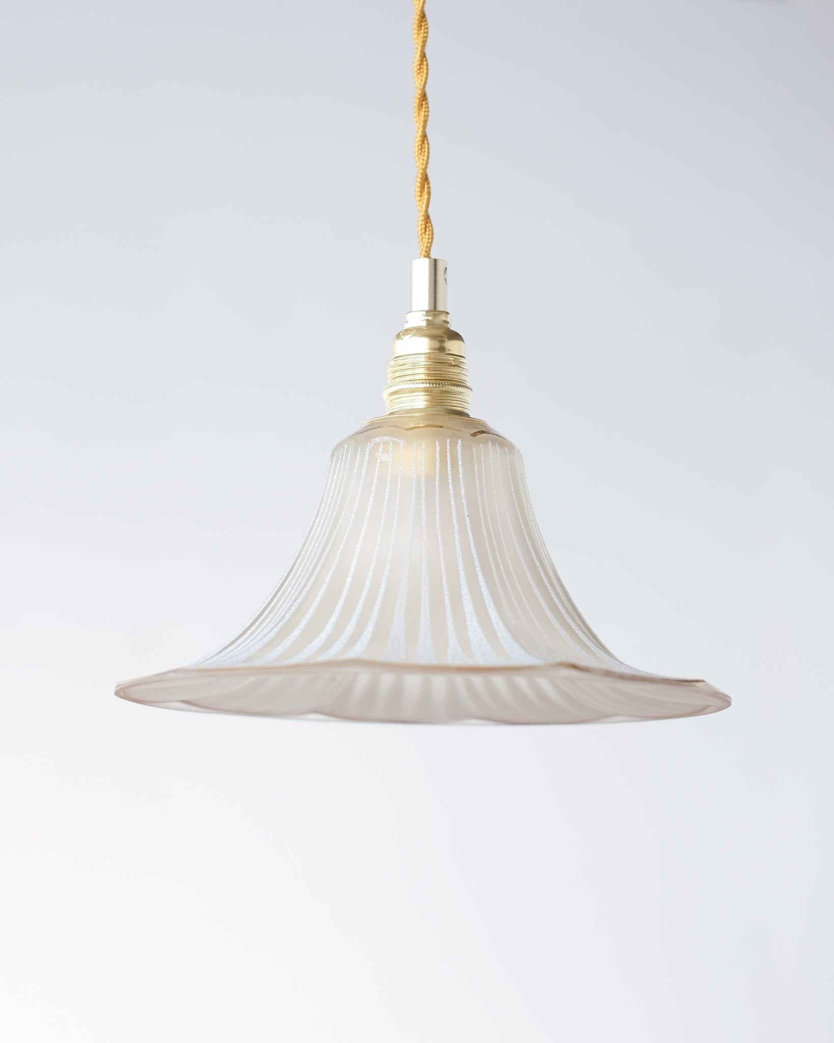 Pendant lamp in engraved and gilded glass