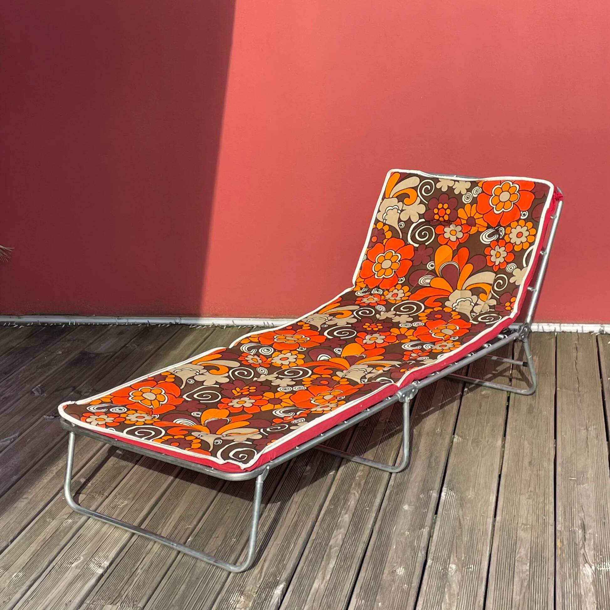 Vintage floral camp bed