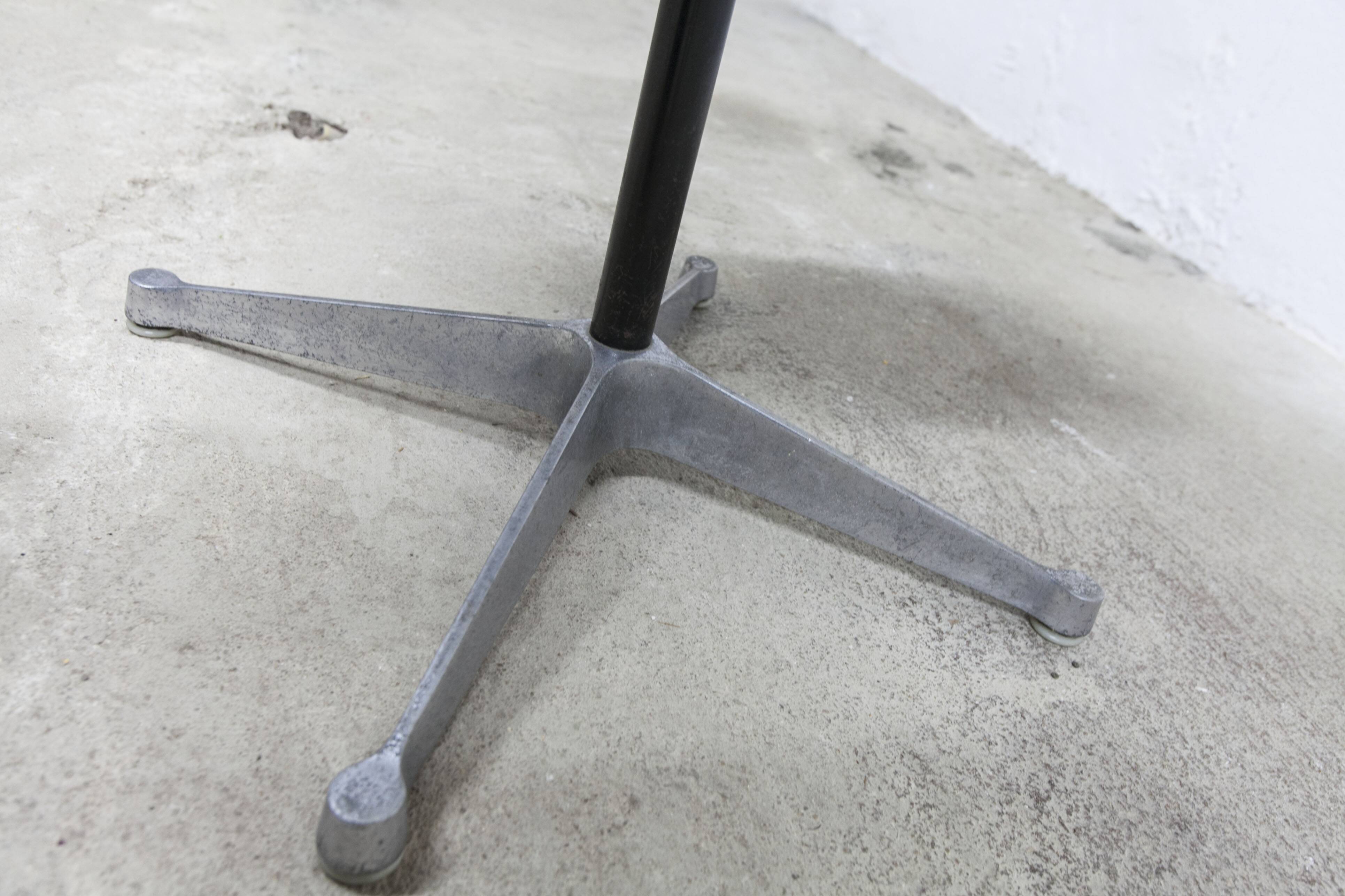 Table a café vintage par Charles et Ray Eames pour Hermann Miller; Suisse 1960 H 65cm