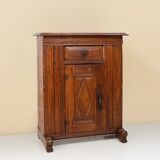 Armoire belge à une porte sculptée à la main du XVIe siècle en chêne massif