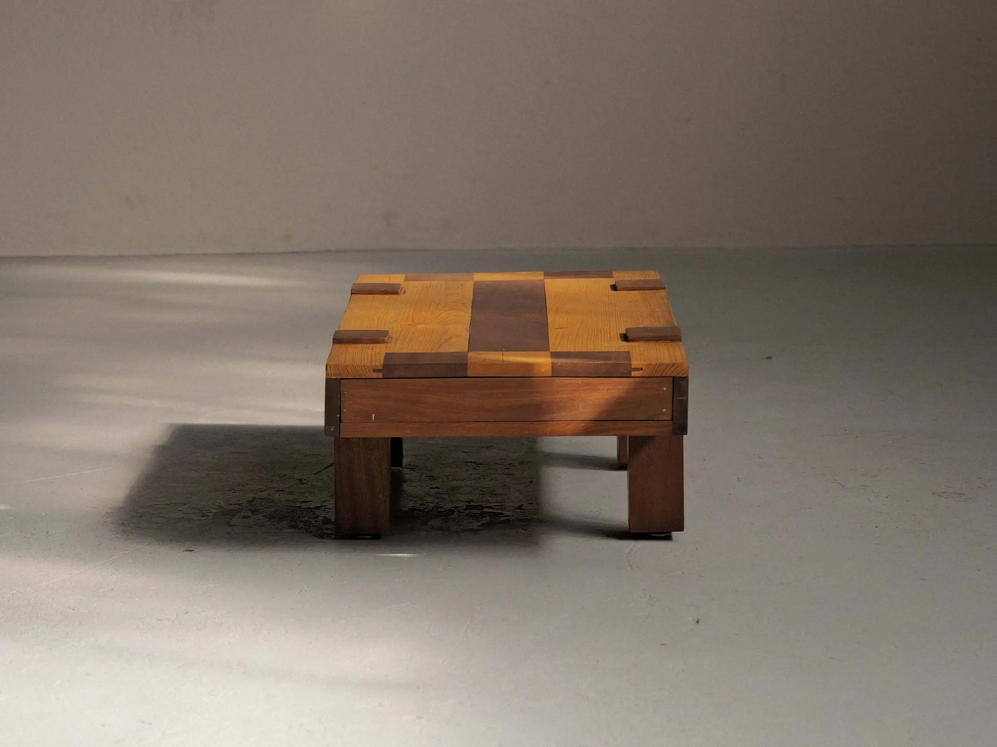 Table basse artisanale à plateau graphique, vers 1980