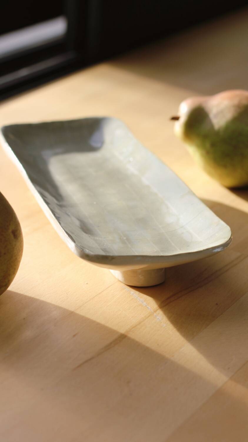 Elongated cake plate