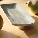 Elongated cake plate