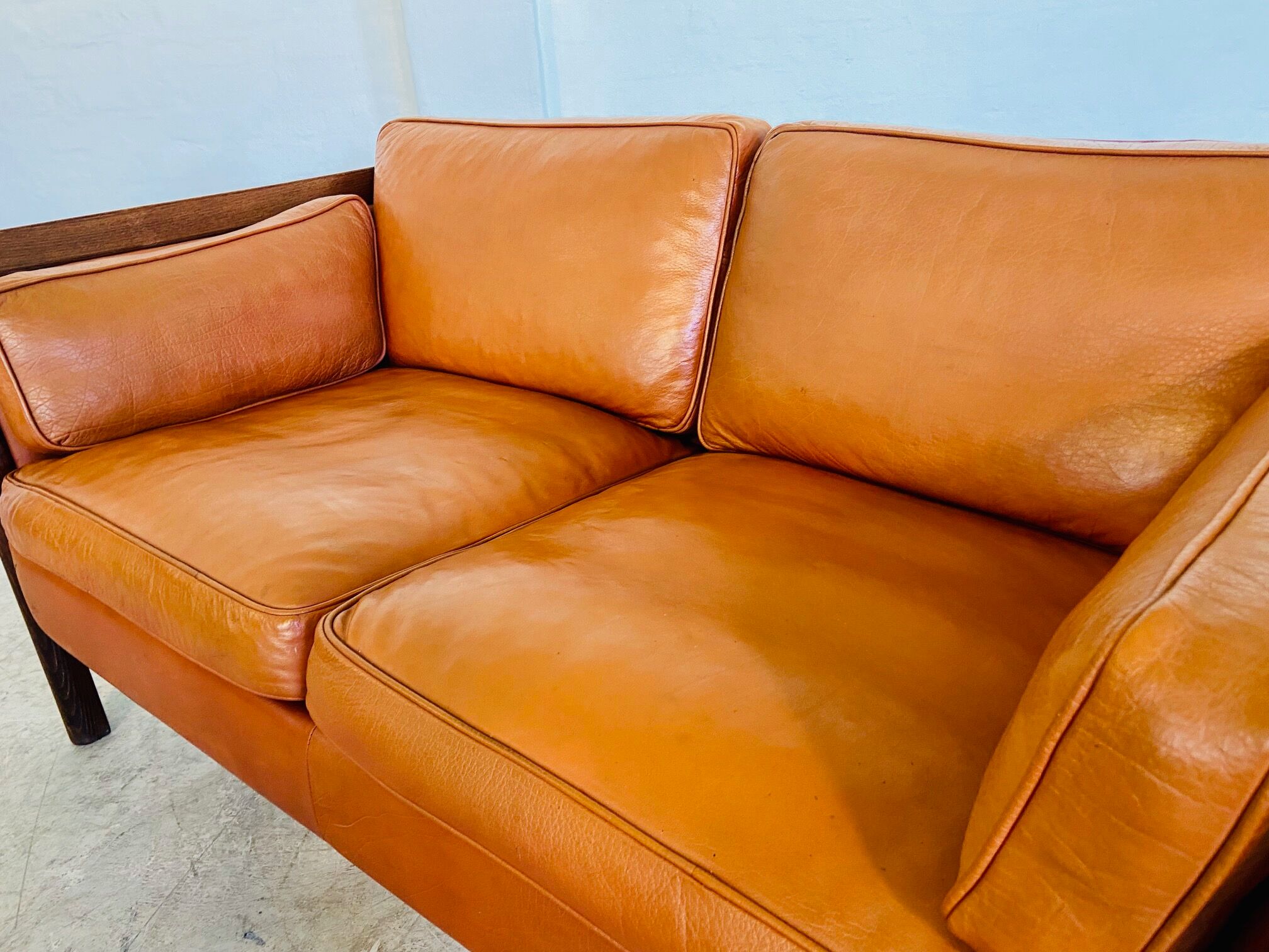 Canapé vintage danois des années 60 en cuir cognac pour 2 personnes.