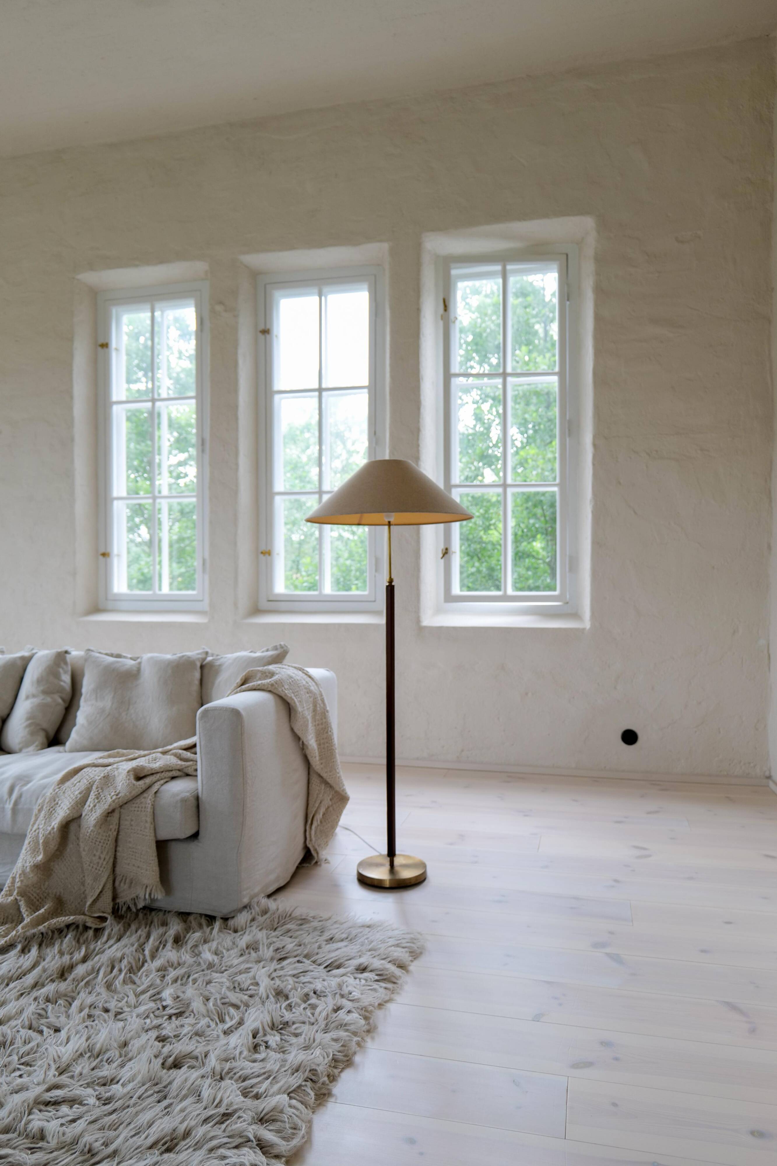 Lampadaire en cuir marron et laiton patiné du milieu du siècle par Falkenbergs Belysning, Suède, années 1960