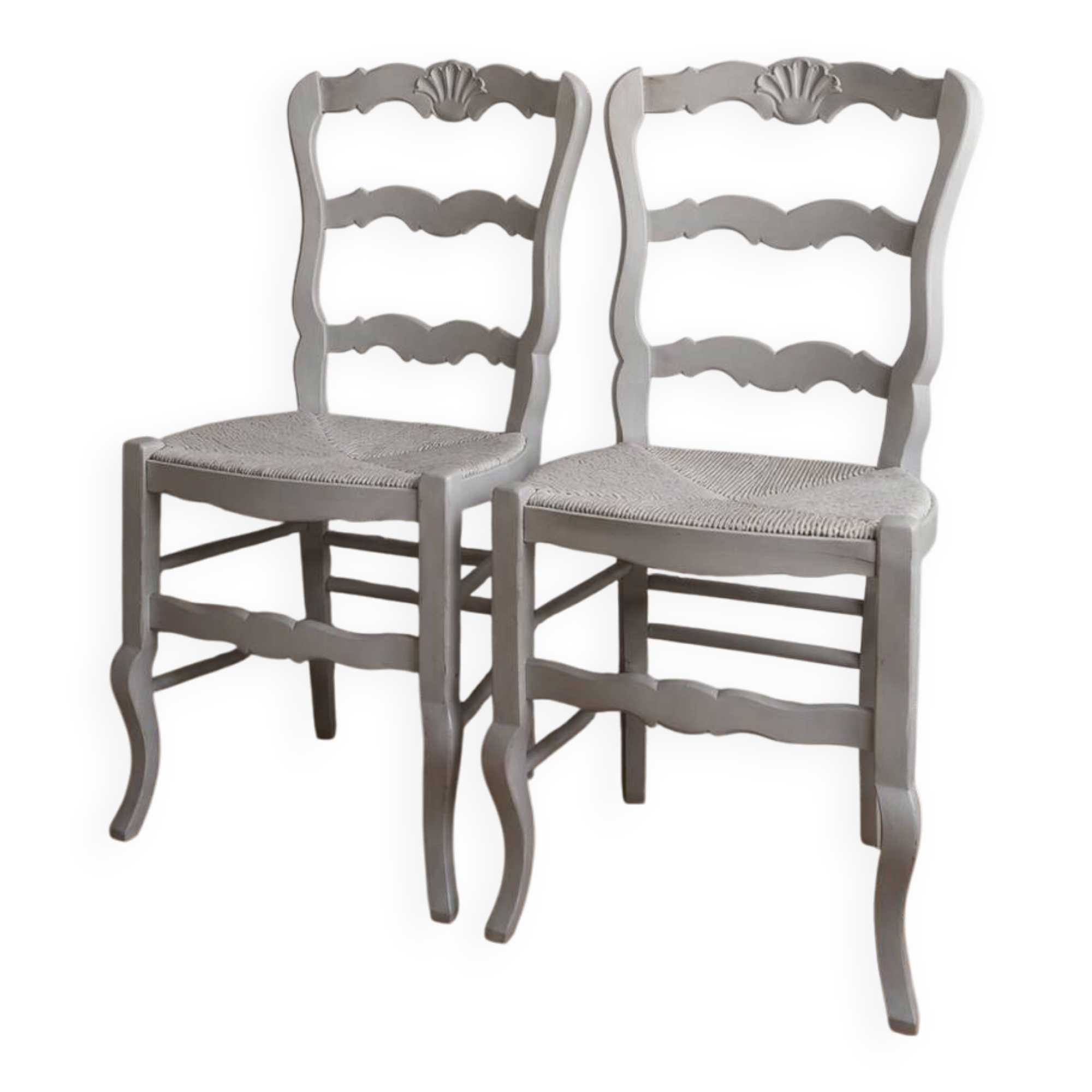 Duo de chaises style campagne réenchantées en gris perle.