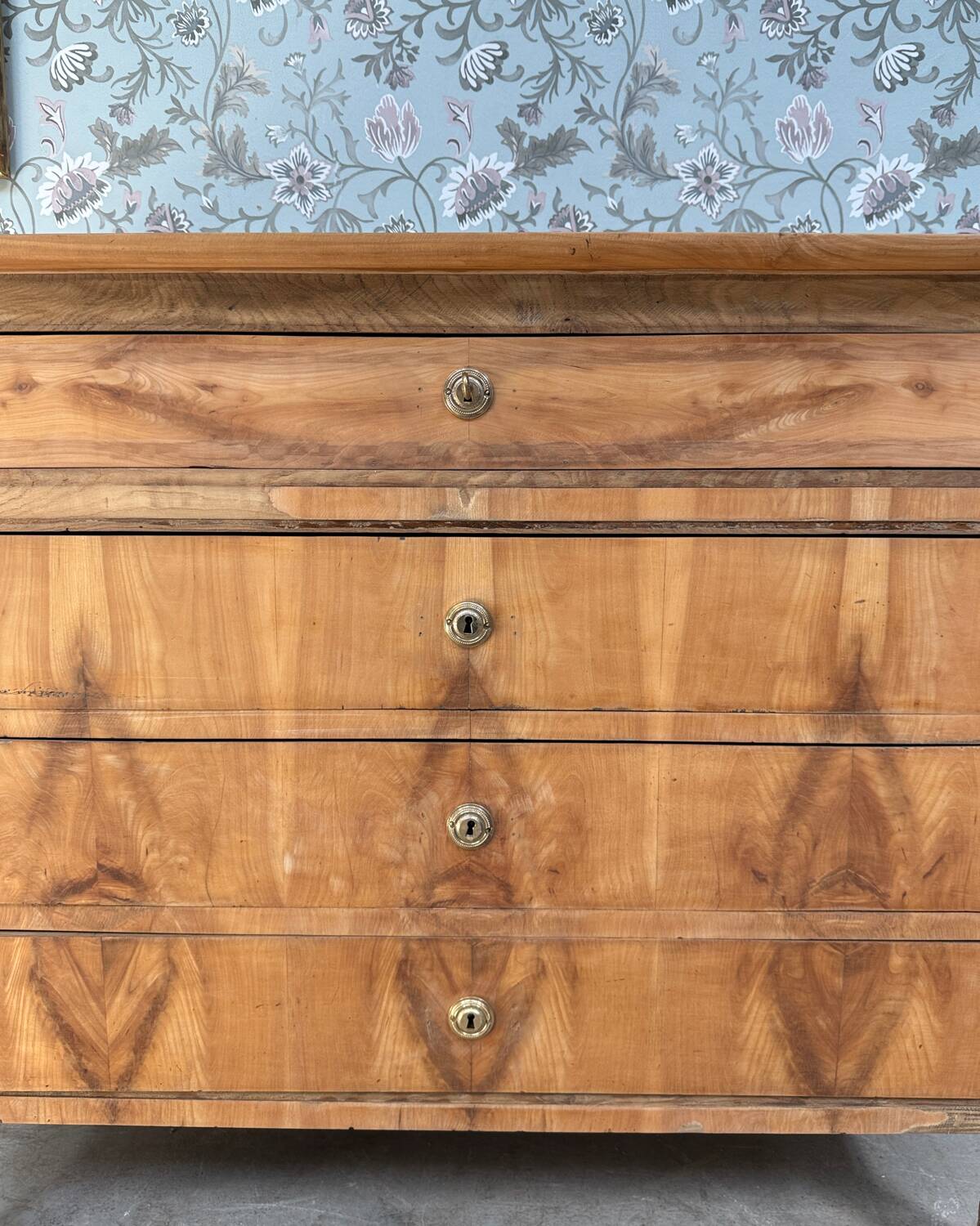 Antique walnut chest of drawers (renovated)