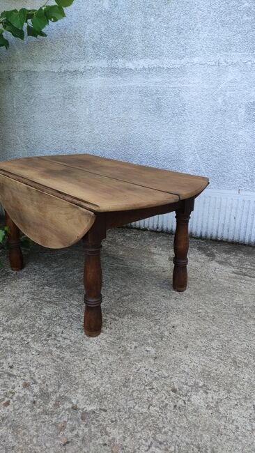 Folding low round table