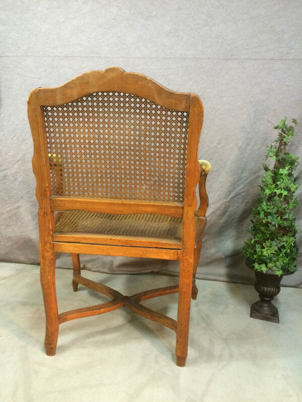 Fauteuil canné en noyer a entretoise et dossier plat