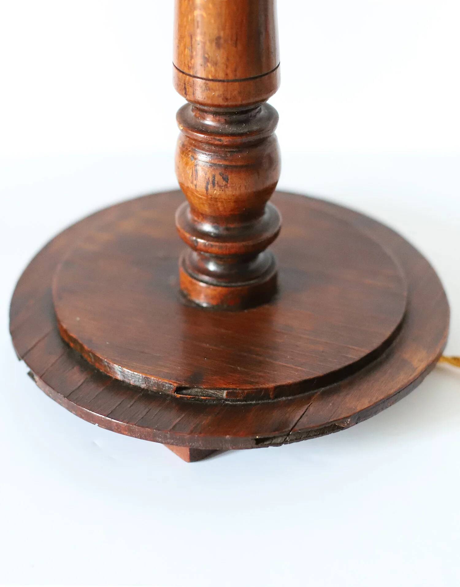 Lampe à poser, pied en bois sculpté et abat-jour plissé