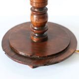 Lampe à poser, pied en bois sculpté et abat-jour plissé