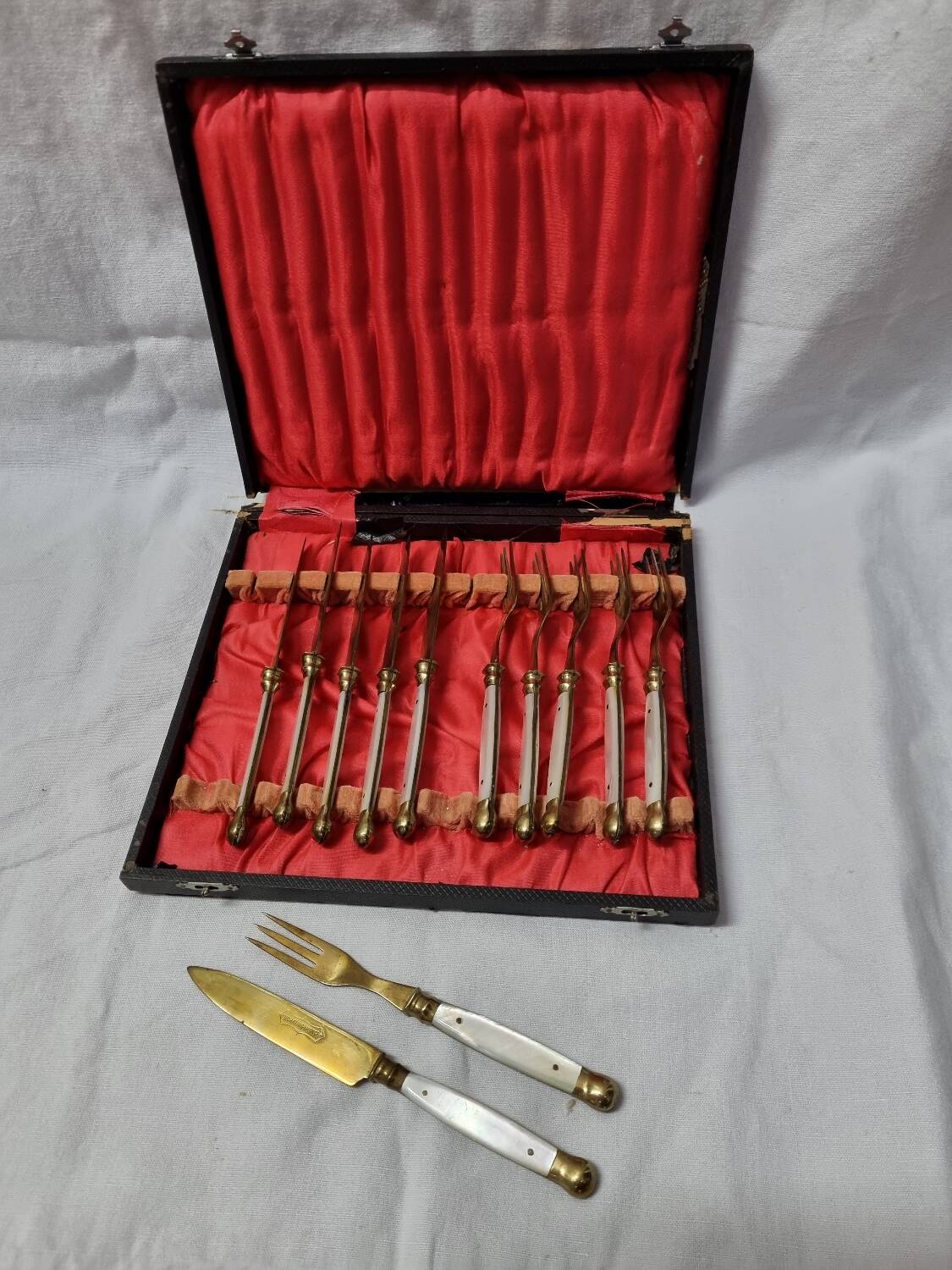 Cutlery for cheeses, desserts, mother-of-pearl & vermeil