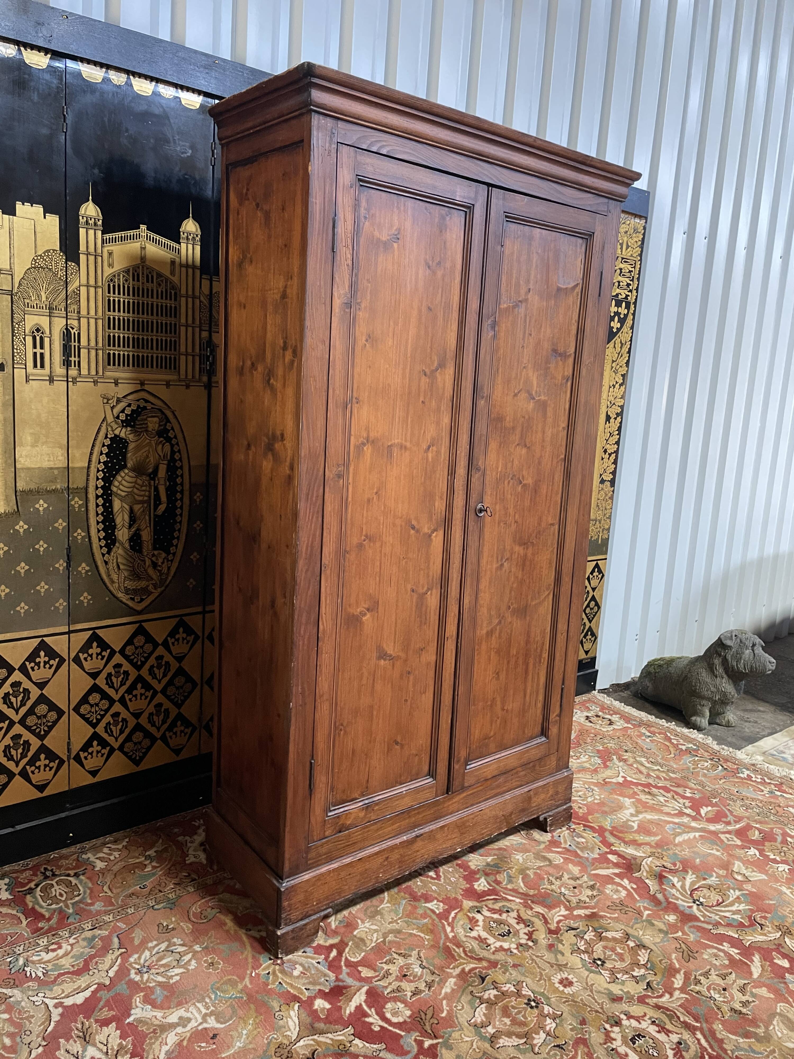 Armoire Louis Philippe parisienne en sapin