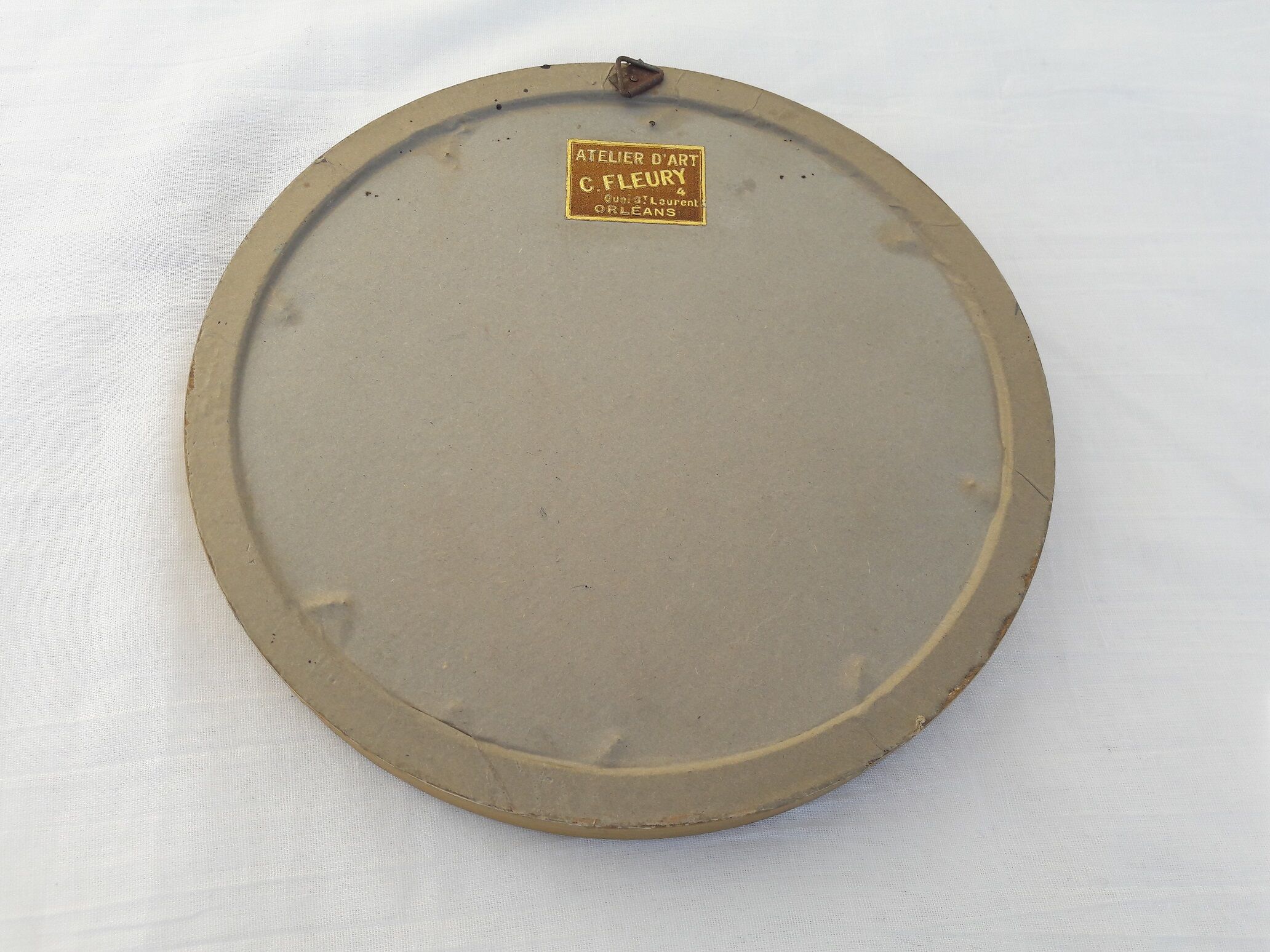 Engraving round frame