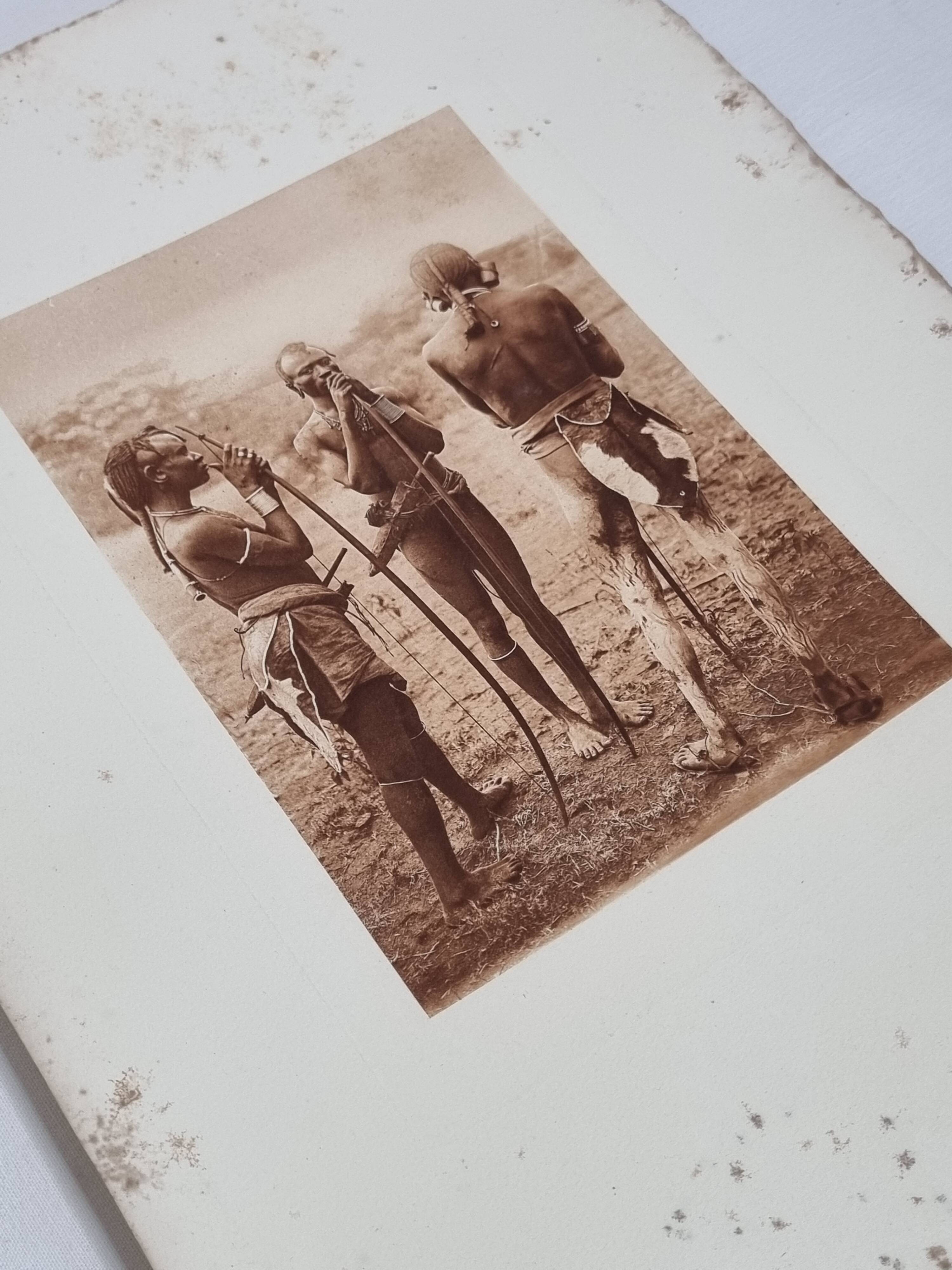 Photogravure ancienne, 1930, chasseurs Massaï