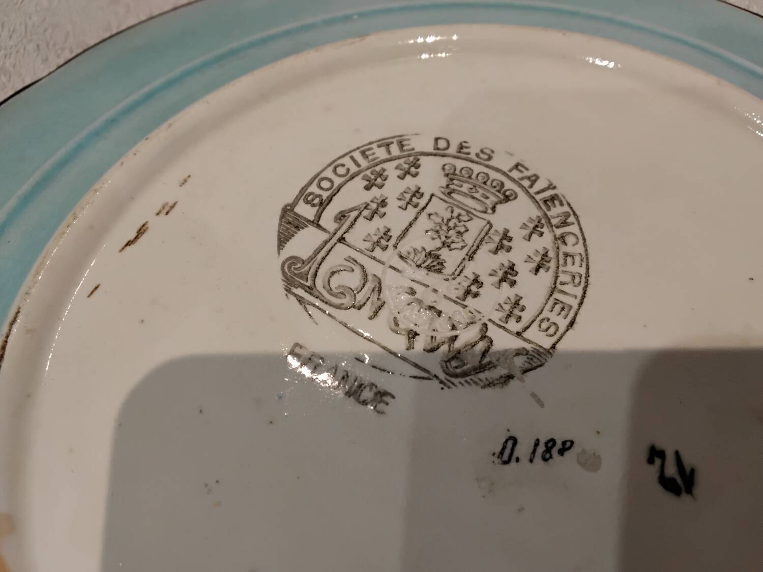 Longwy enamel plate with cartouche of 2 birds and apple blossoms, d188