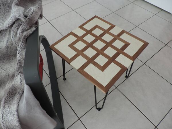 Table d'appoint en noyer américain et érable moucheté blanchi