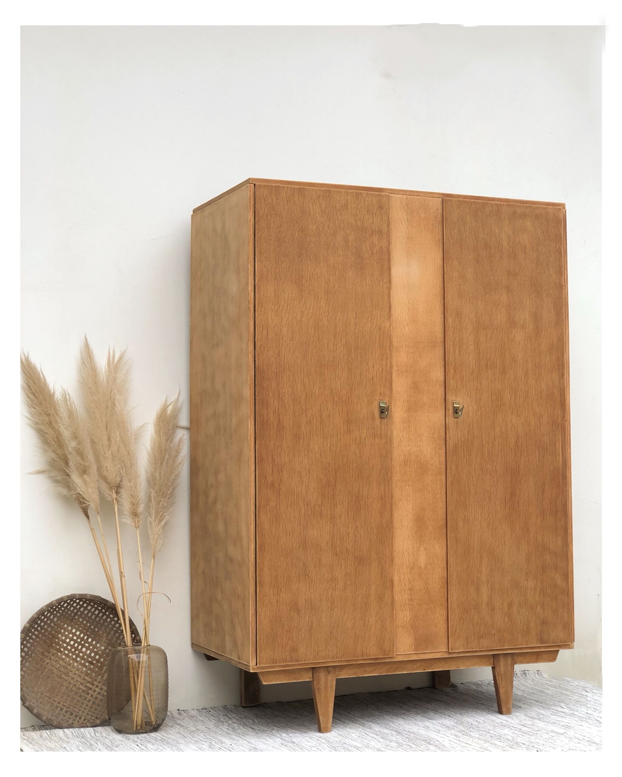 Armoire vintage