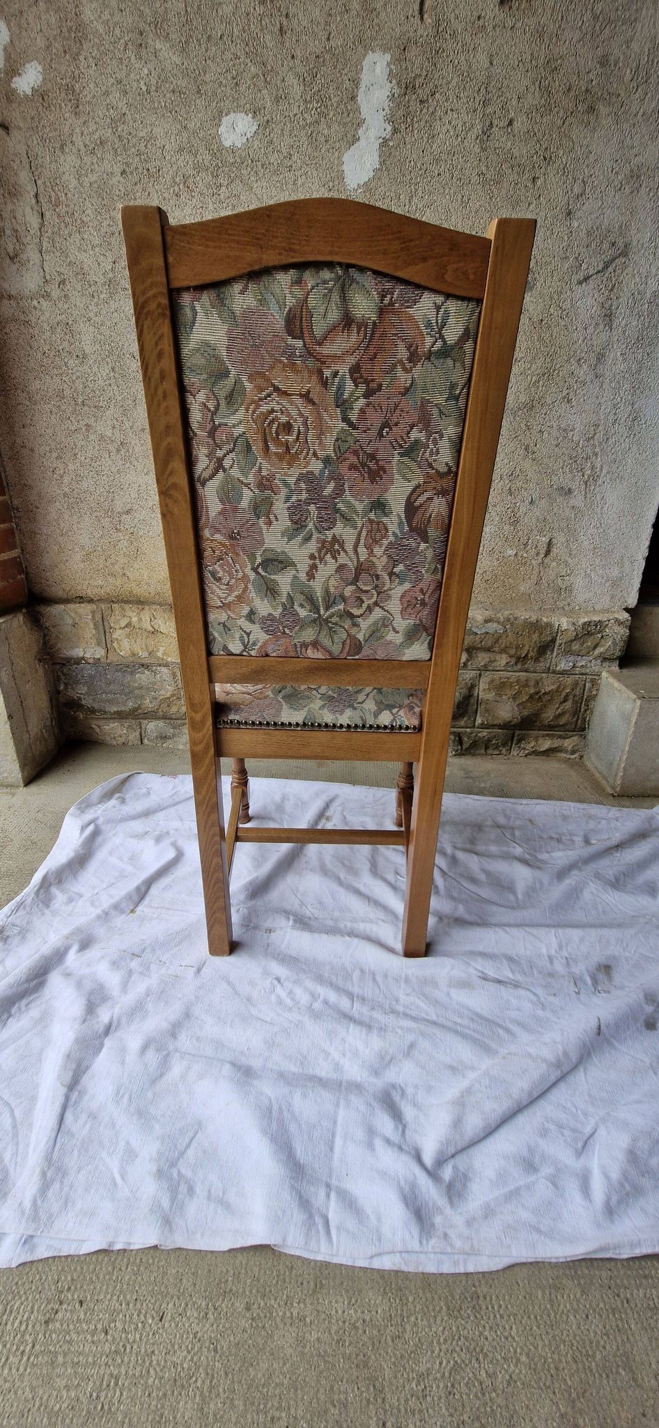 6 chaises de style en chêne massif et tissus