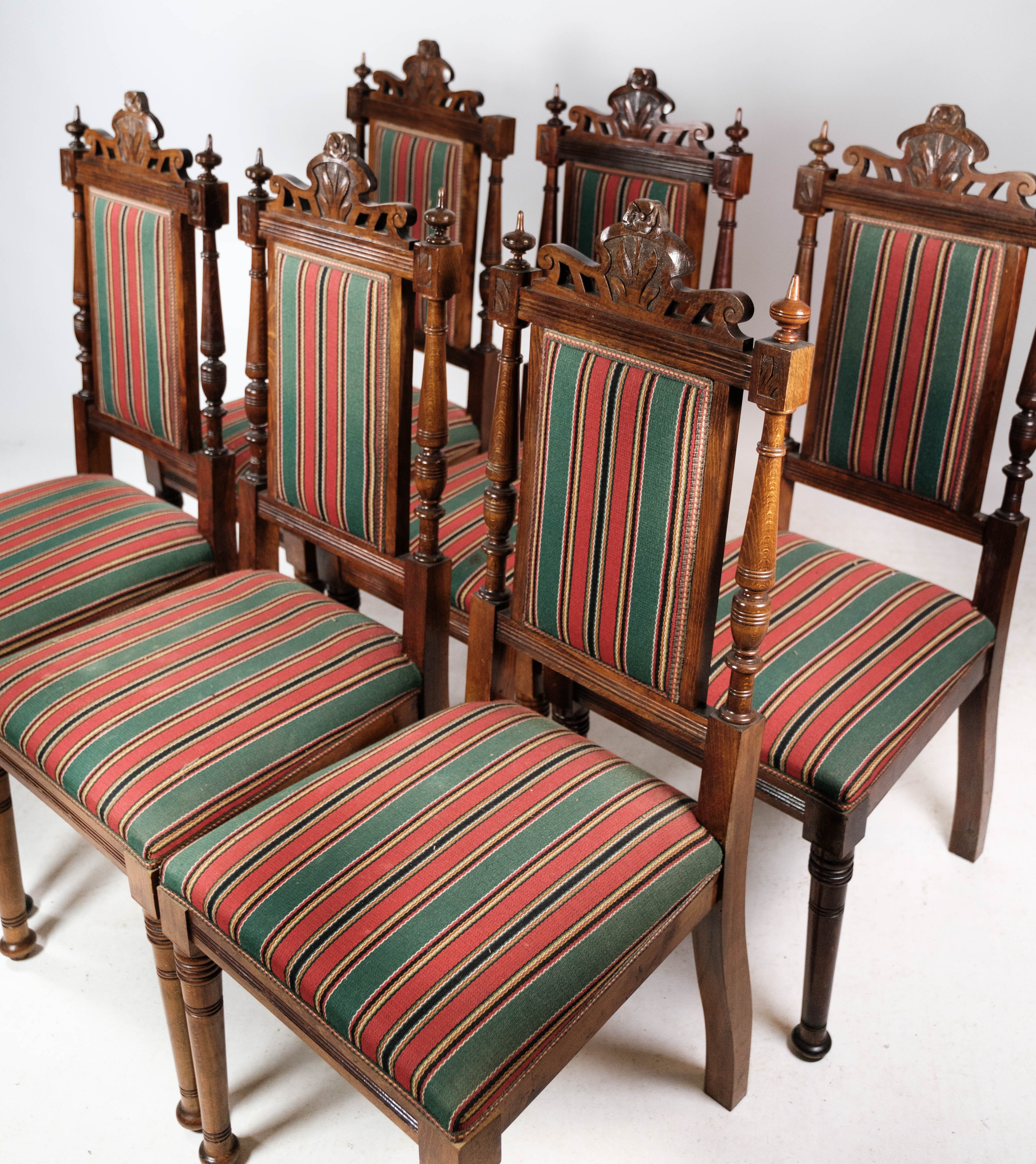Ensemble de six chaises de salle à manger en chêne et rembourrées de tissu rayé, années 1920