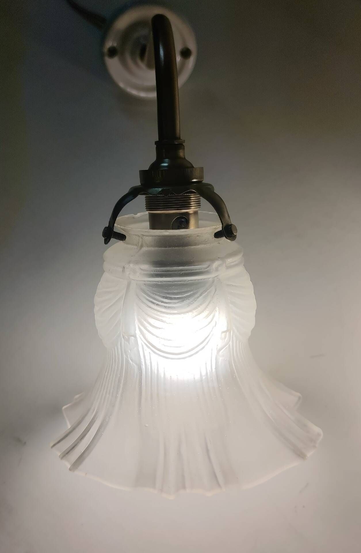 Swan neck wall lights in porcelain, brass and glass - mid 20th century.