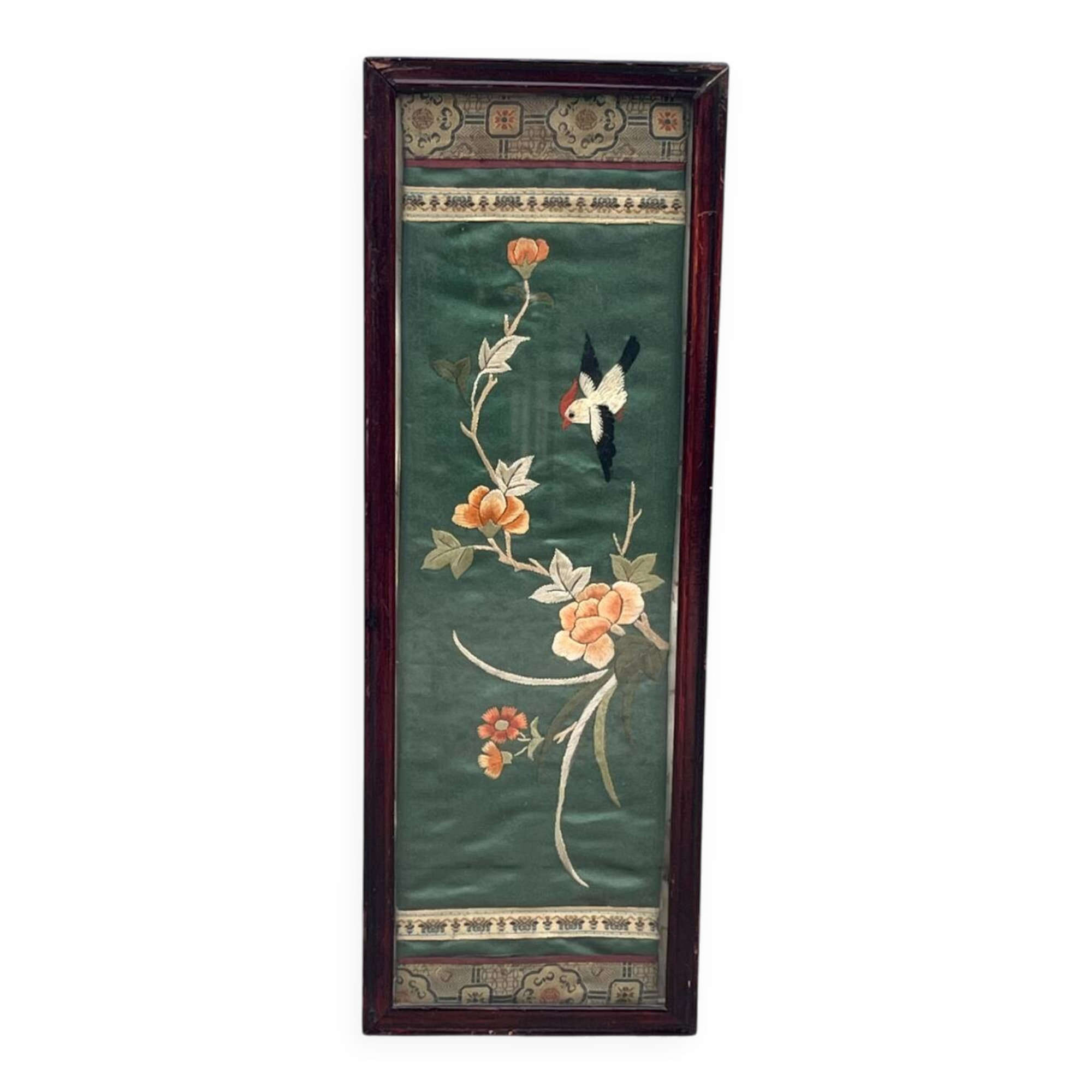 Panneau en soie brodé chinois encadré avec un oiseau et des fleurs.