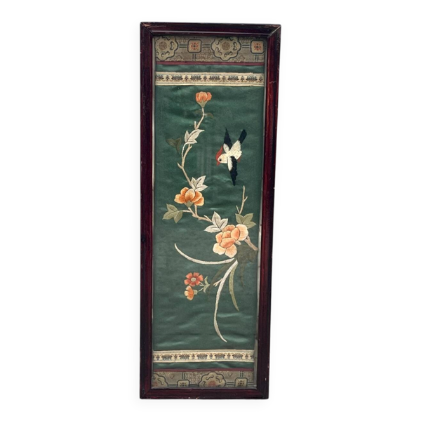Panneau en soie brodé chinois encadré avec un oiseau et des fleurs.