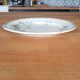 Plat céramique blanc et vert décors fleurs et papillons