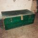 Coffre vert de munition avec lettres dessus