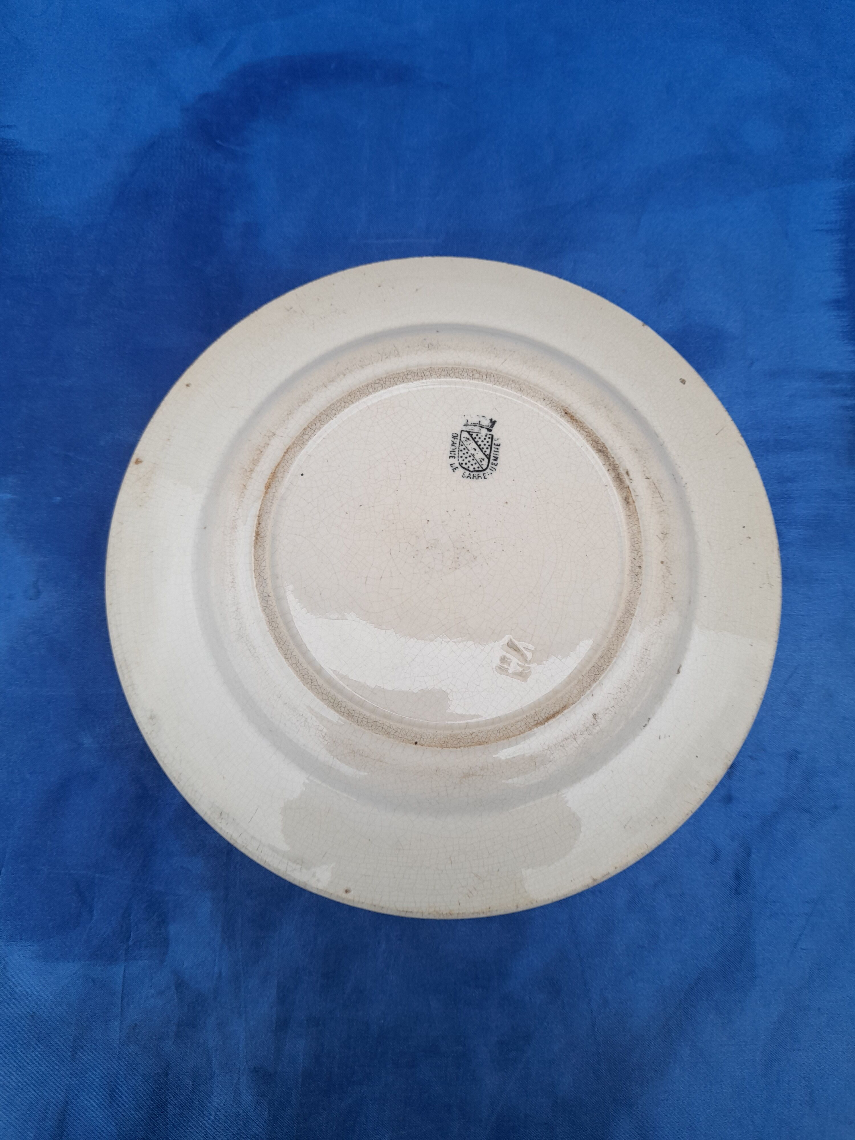 Opaque porcelain plate of Sarreguemines pattern vase of flowers diam 22 cm