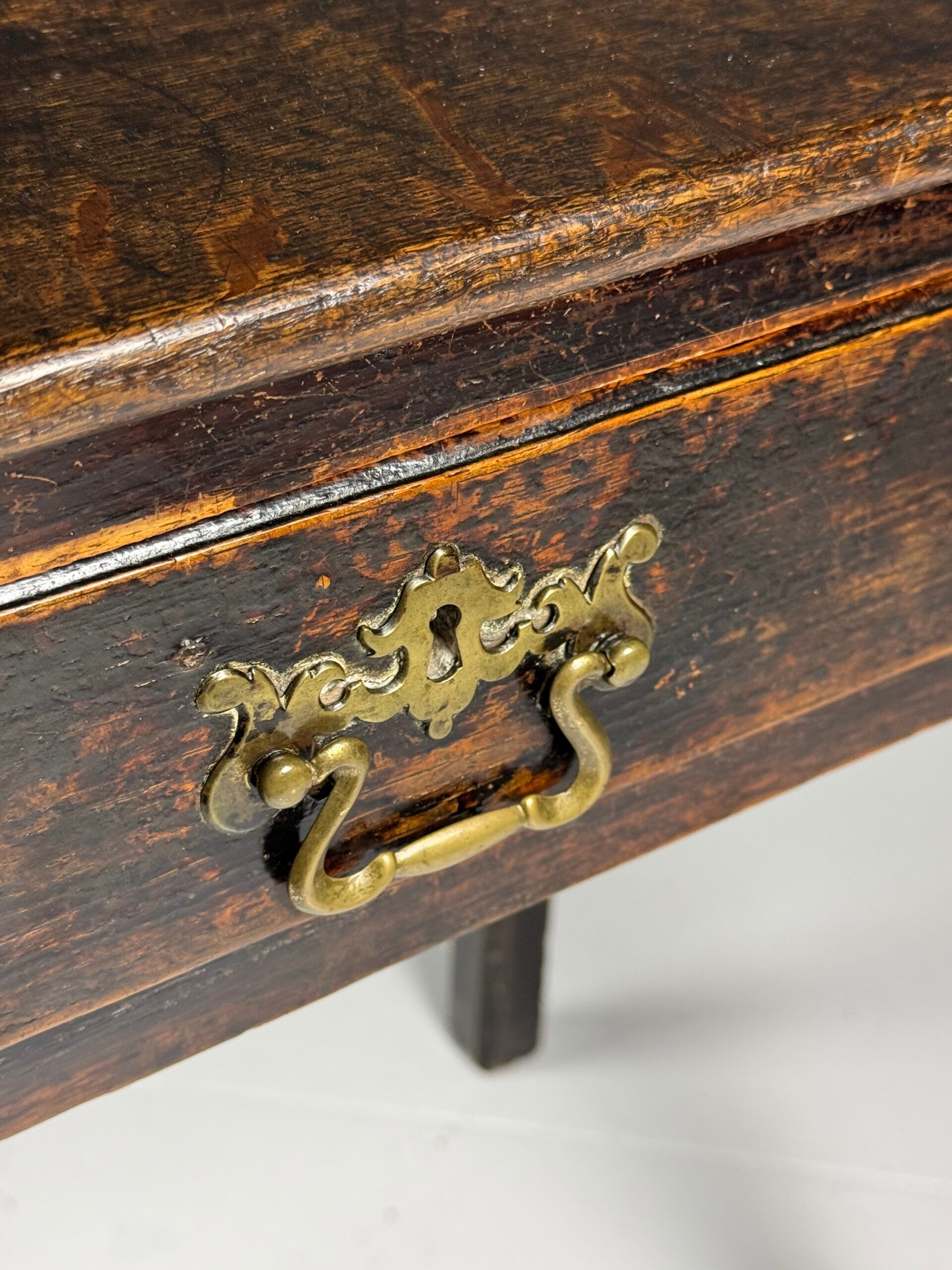 Table anglaise du XVIIe siècle