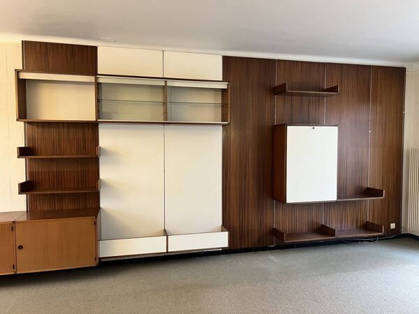 Système mural modulable en placage de bois, bois stratifié blanc, verre et métal brossé