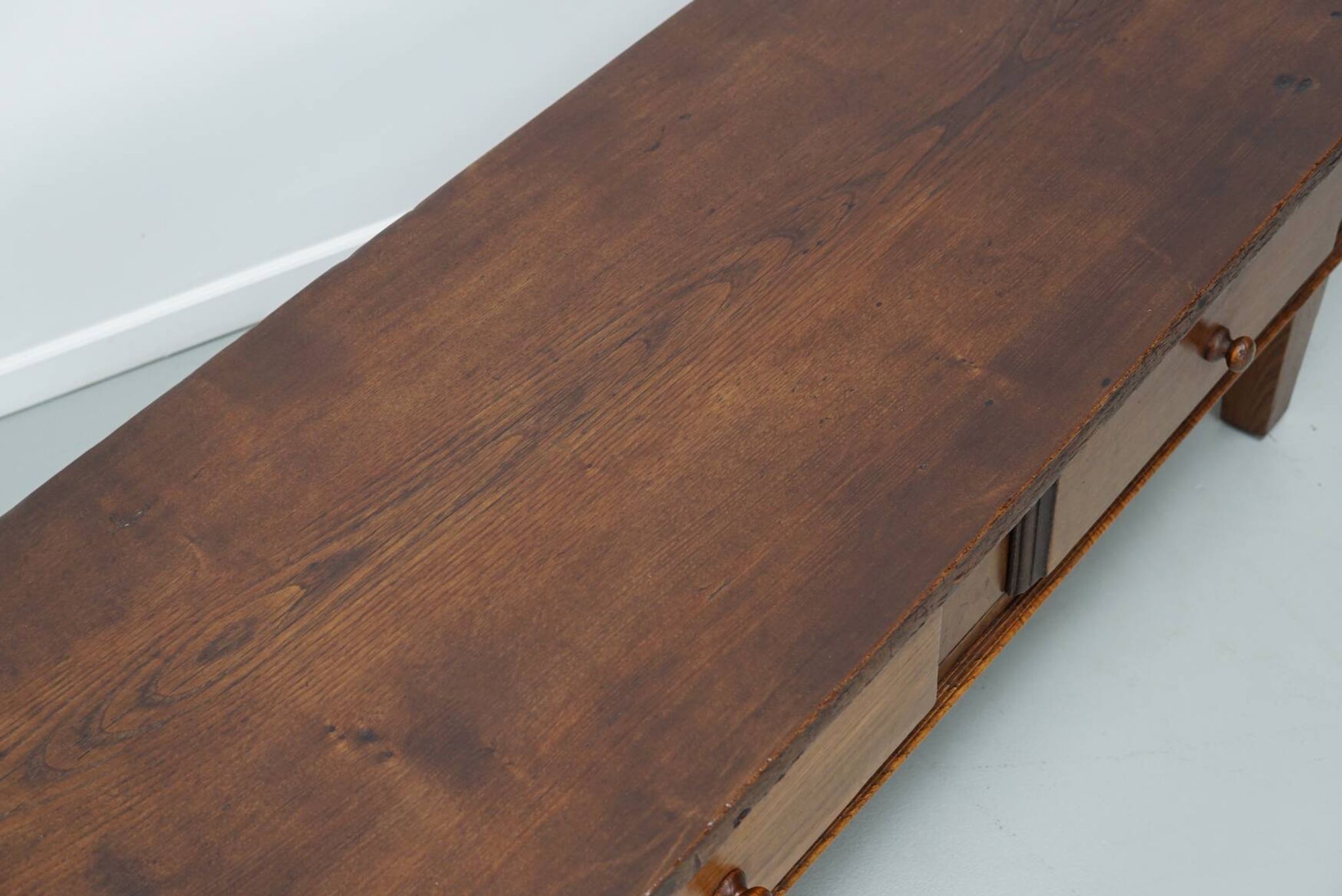 Table basse rustique en châtaignier de style campagnard espagnol du XIXe siècle