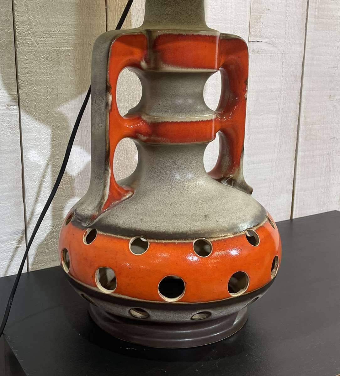 Lampe germany des années 70 avec son abat-jour d'époque