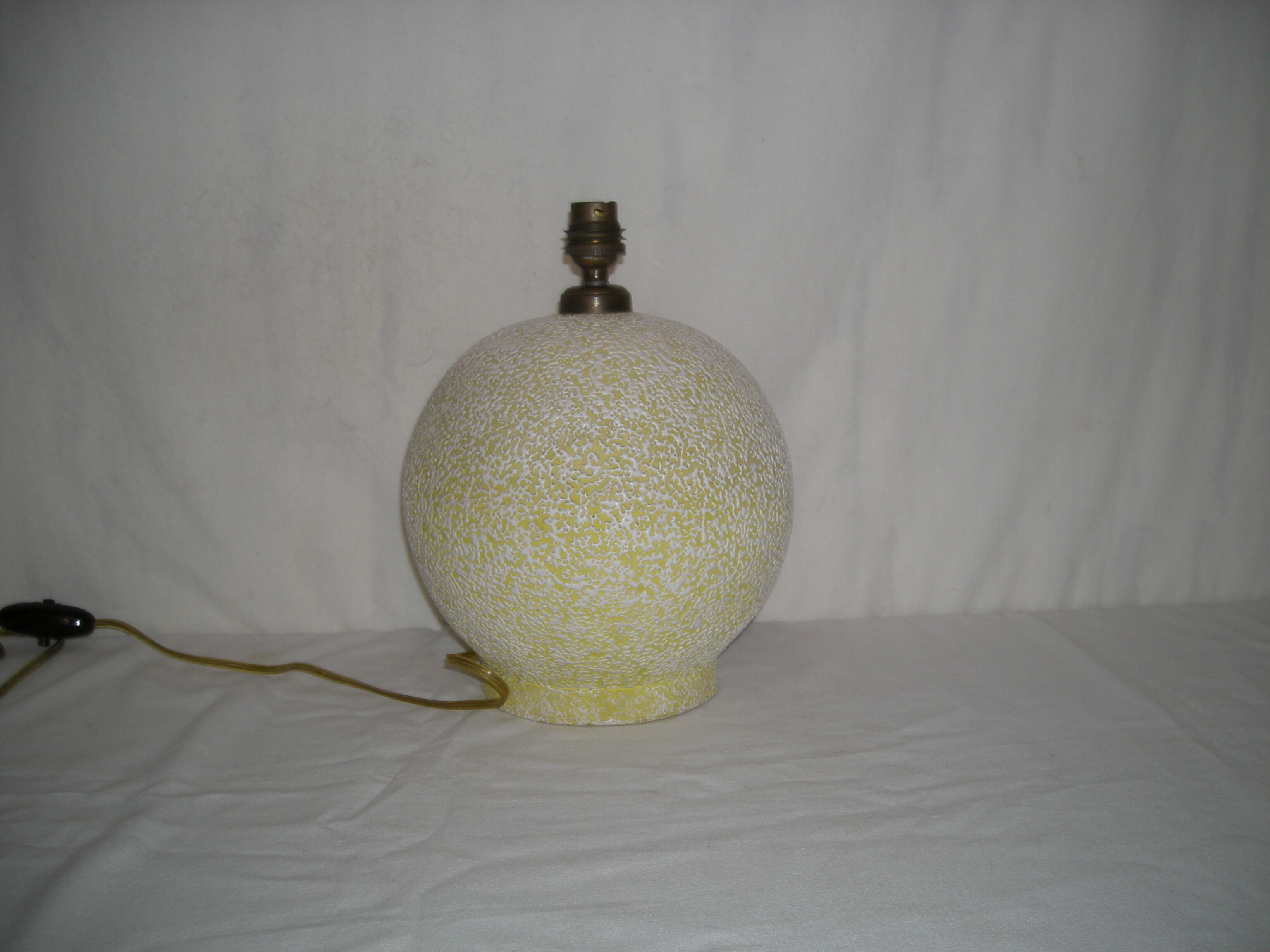 Cracked lamp base from the 30s