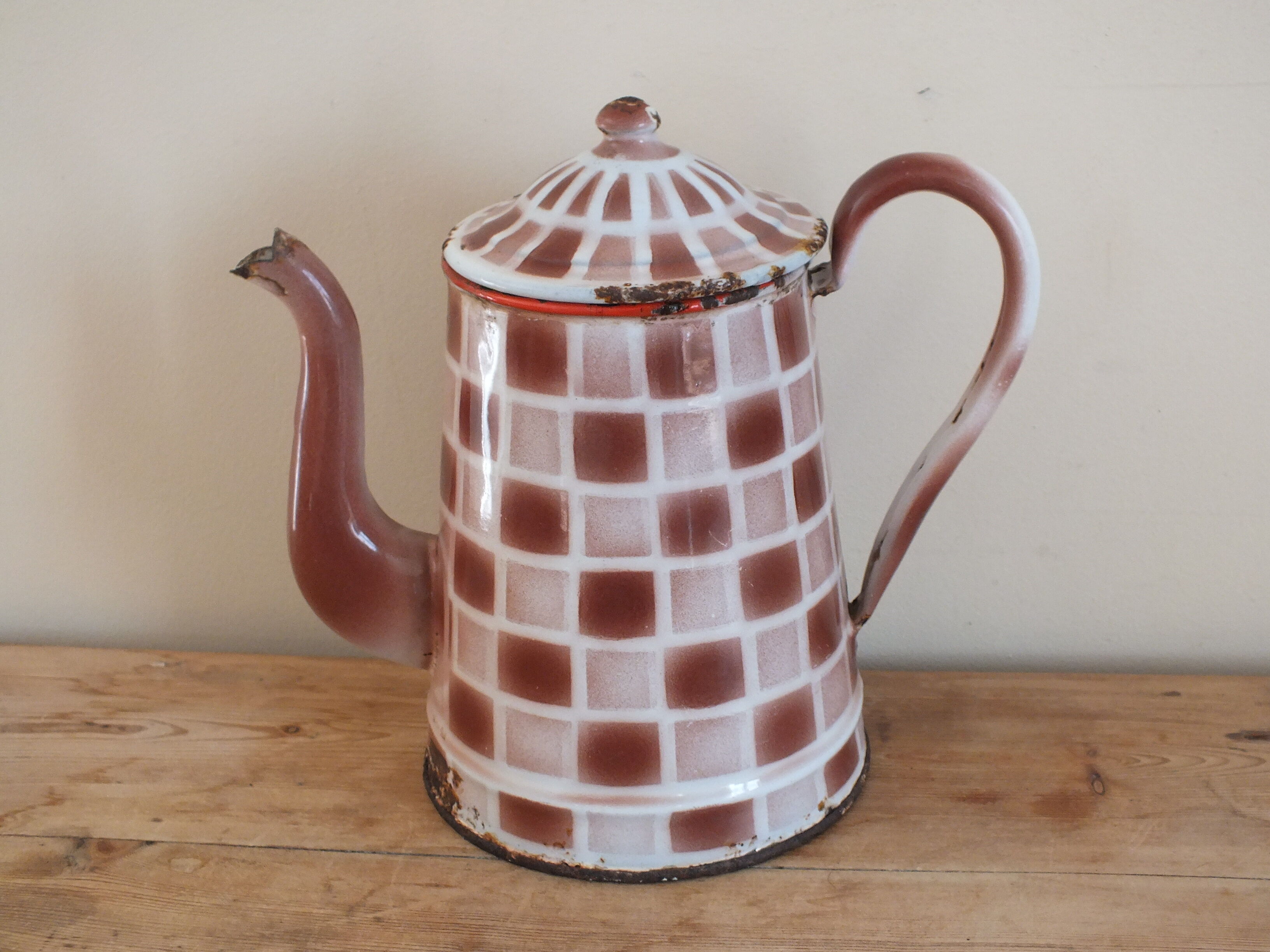 Enamelled coffee maker 20s, brown checkerboards
