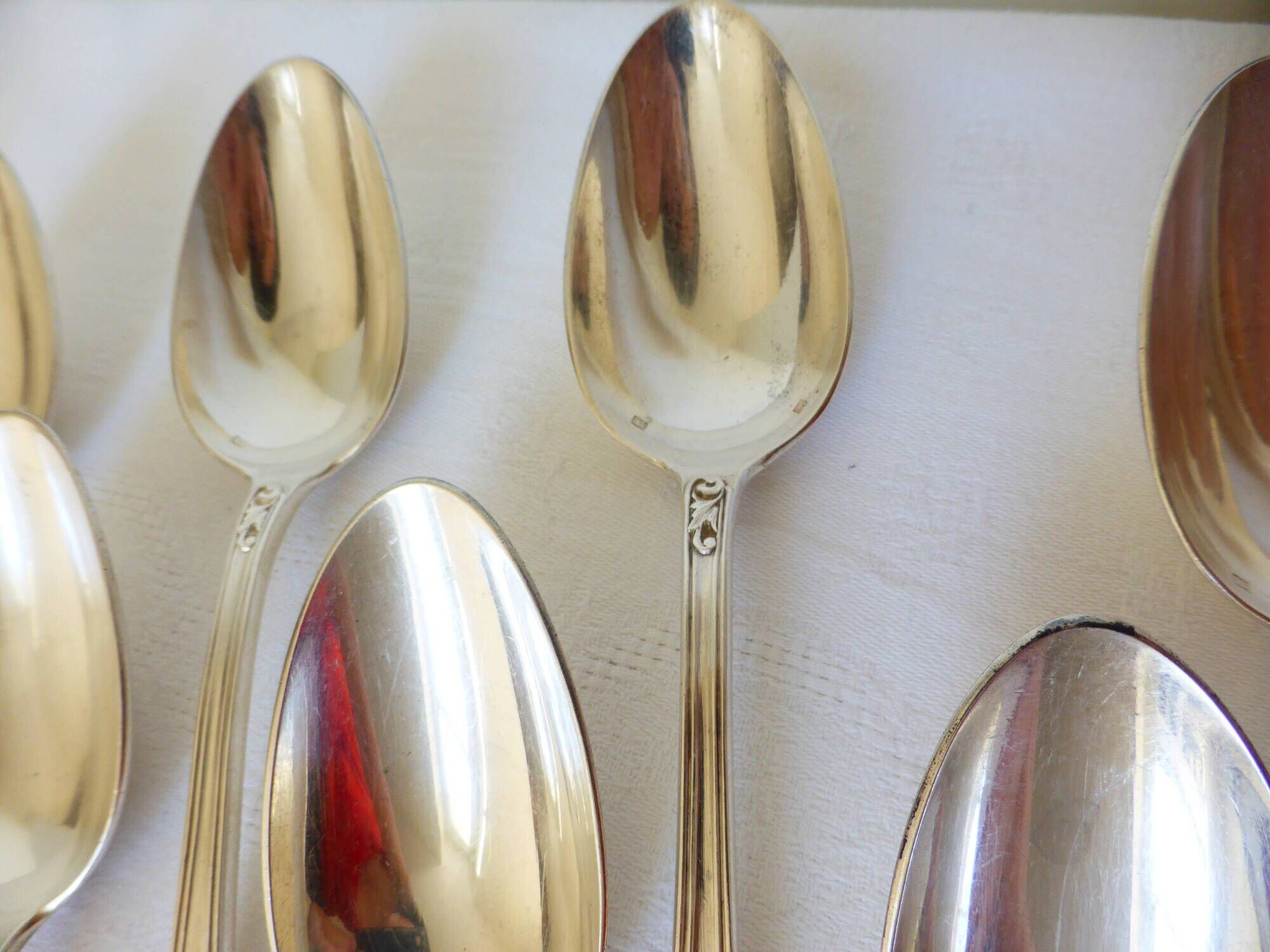 10 silver-plated metal soup spoons, hallmarked 2106225