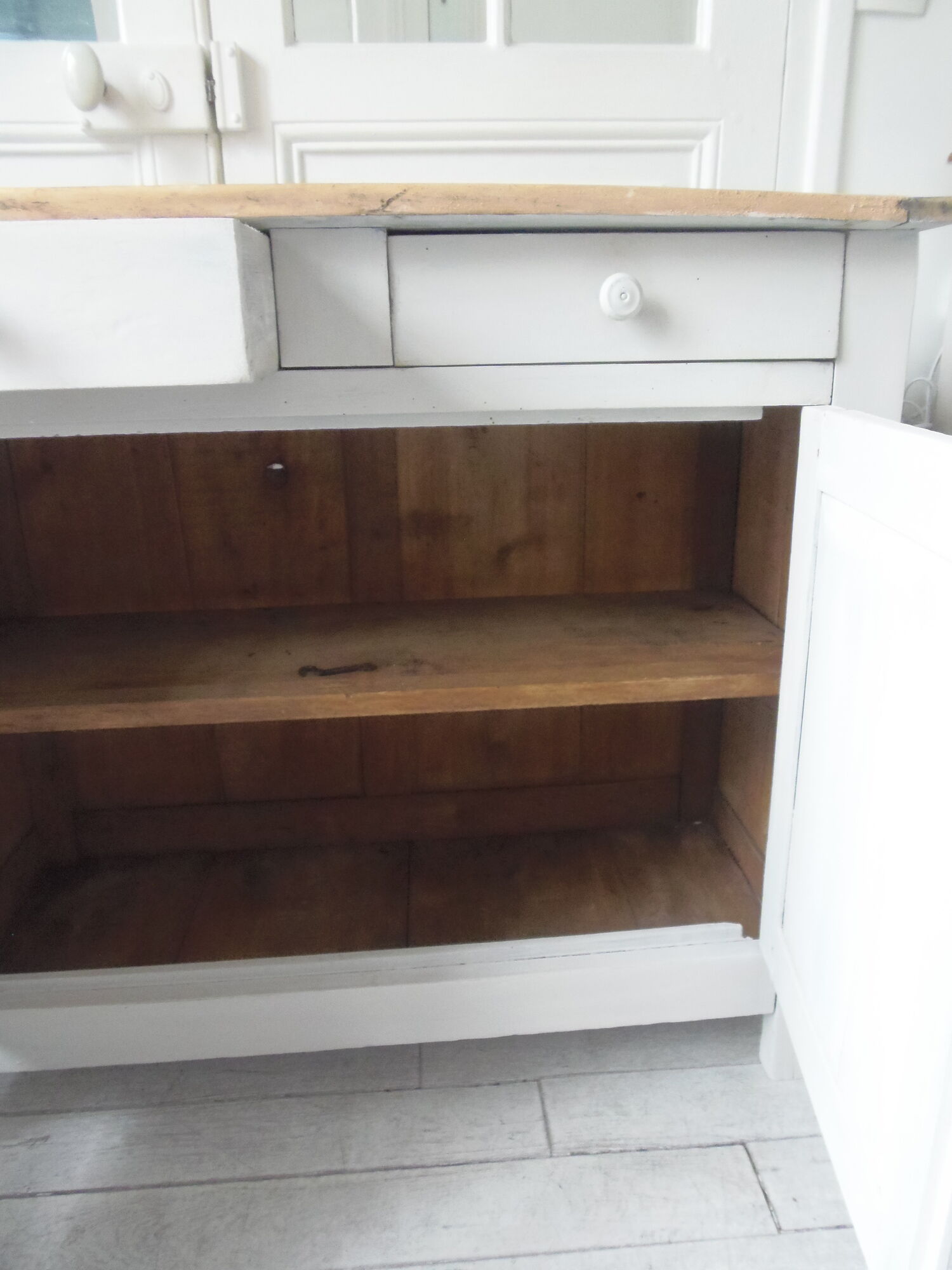 Buffet parisien vintage patiné gris perle, plateau bois.