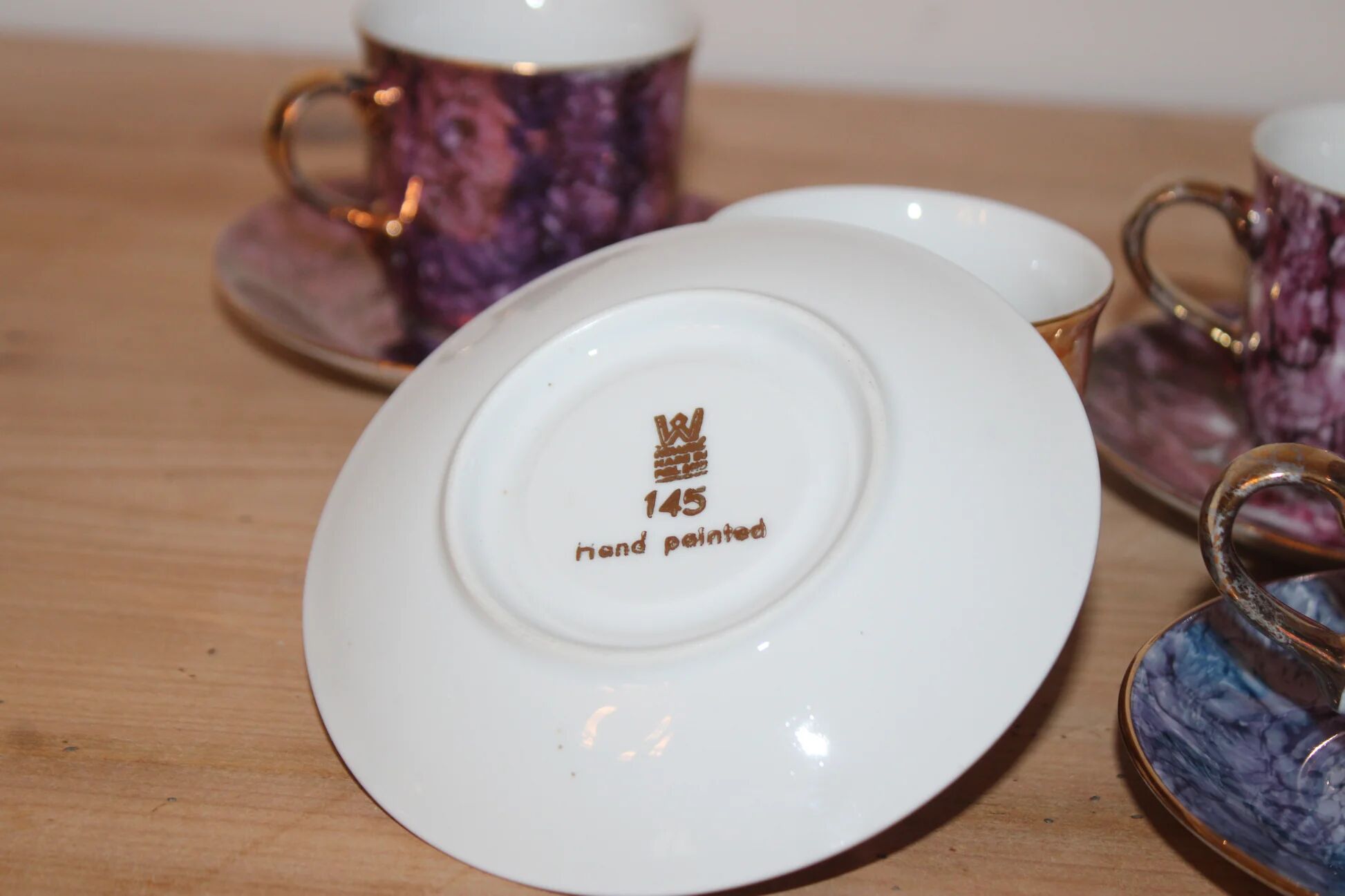 Set of 5 marbled porcelain coffee cups and saucers, hand-painted, with a gold rim.