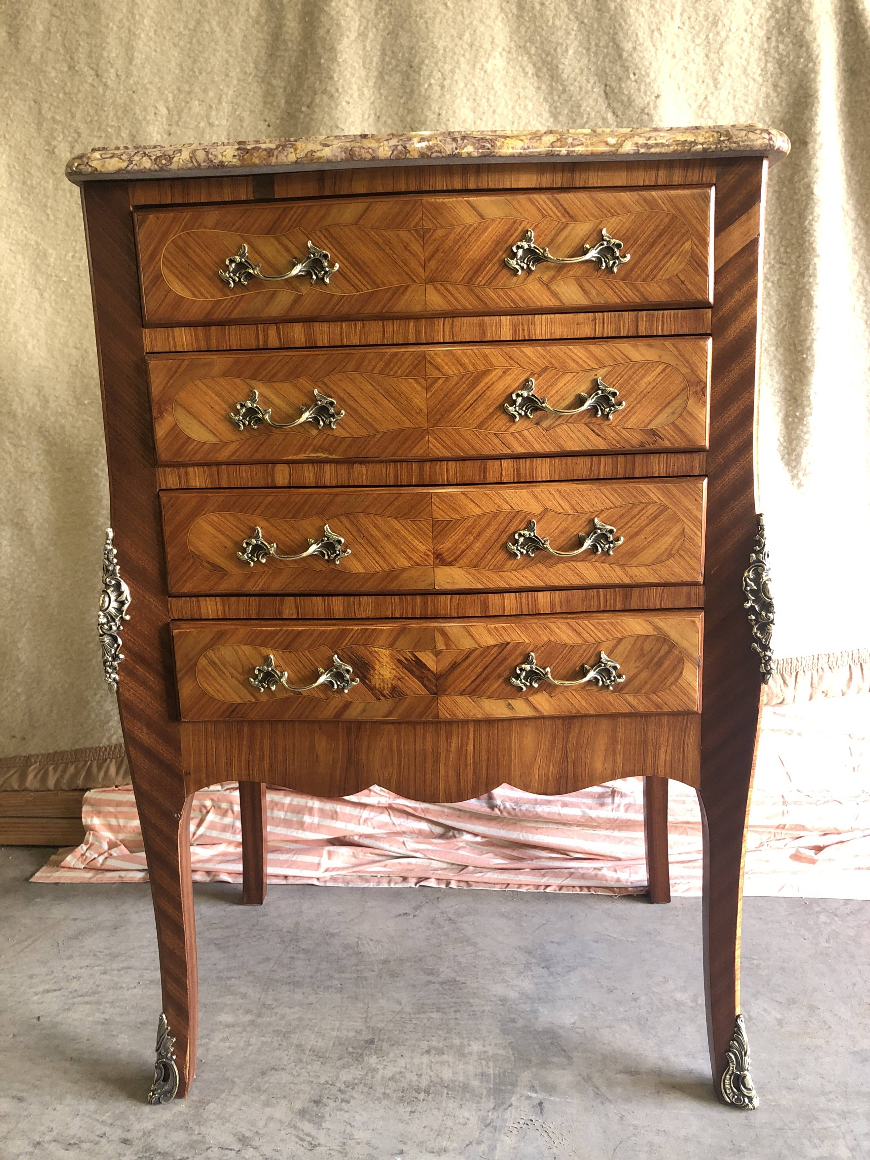 Petite commode « entre deux «