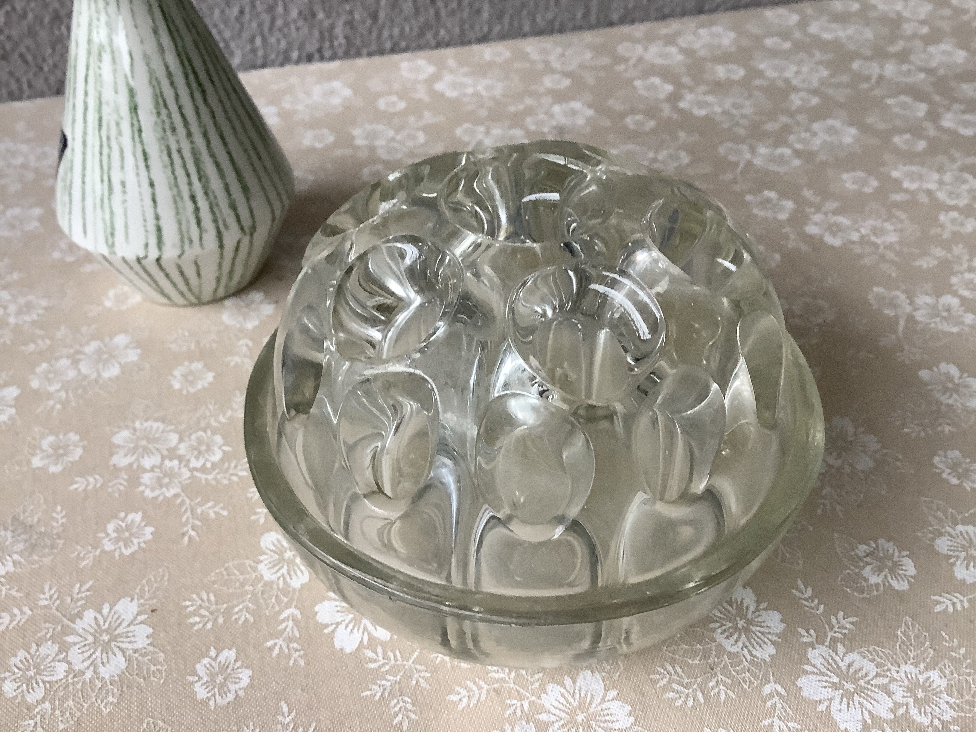 Pique Glass Flowers 19 holes, Frog Vase