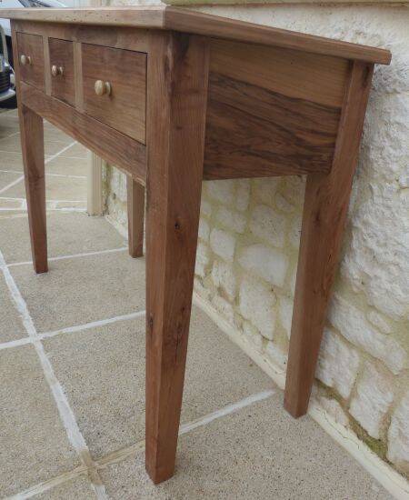 Console in solid walnut with a natural finish, featuring three drawers with a belt.
