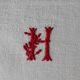 Serviette dammassée rouge et blanc avec initiale "h"