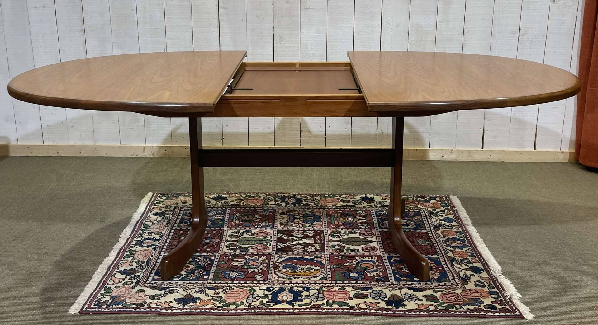 Table GPlan en teck des années 70 avec une allonge papillon